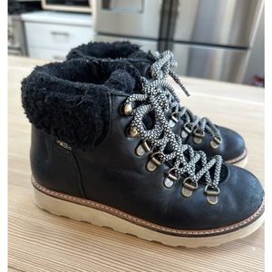 Kids Black lace up winter boots w side zippers.